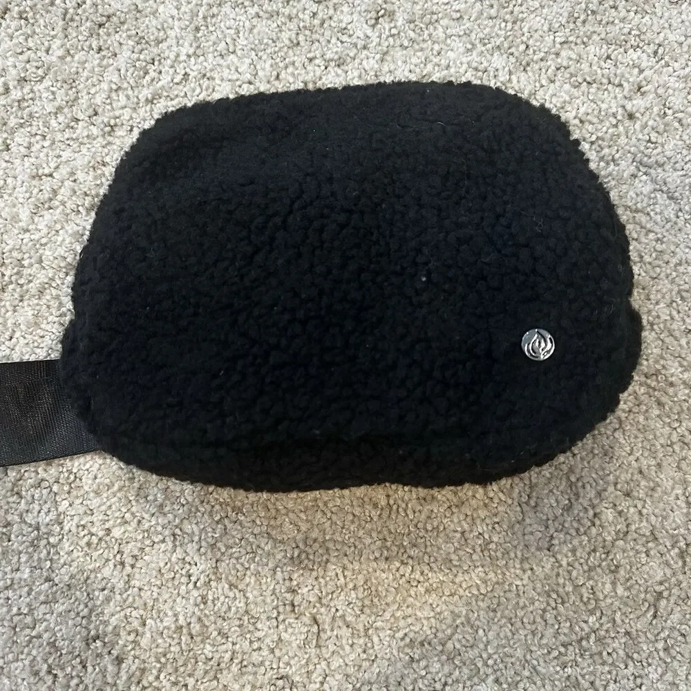 Nwt Apana Women’s Oversized Cozy Sherpa Crossbody Belt Sling Bag Black